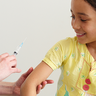 A young girl is receiving a vaccinem